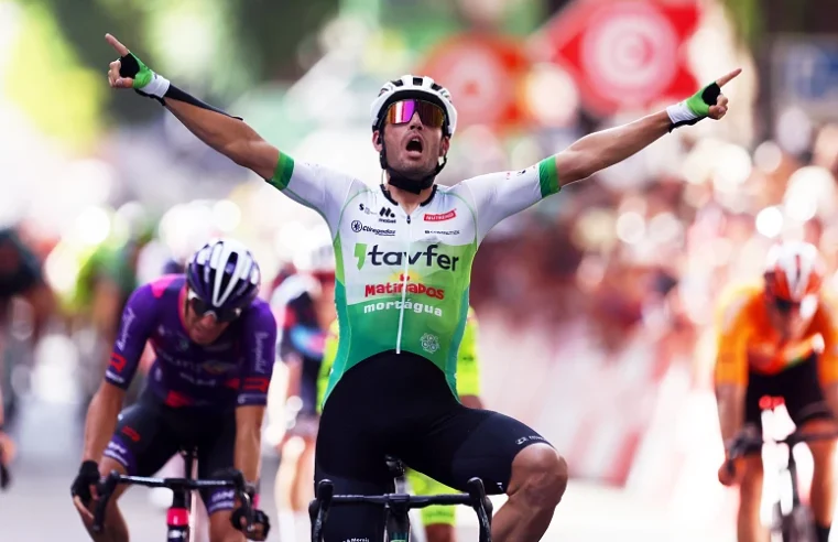 Volta a Portugal em bicicleta sobe à Torre com João Matias vestido de amarelo