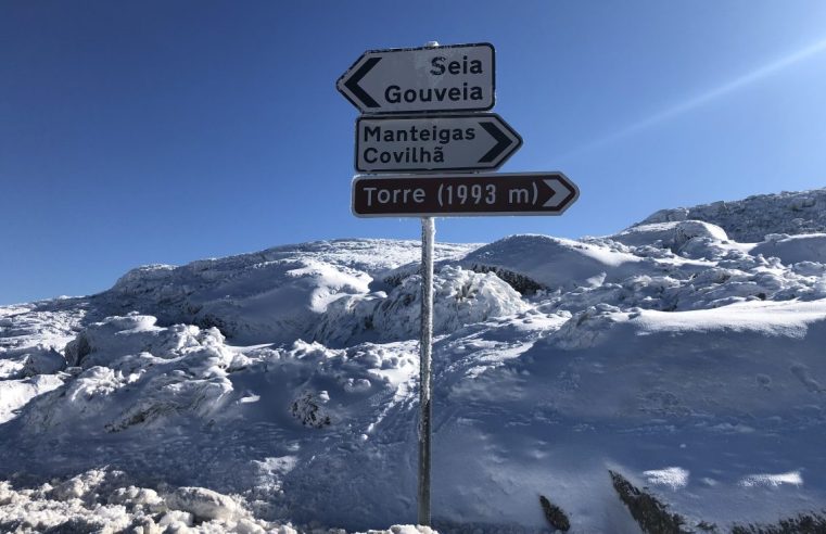 Estradas do maciço central da Serra da Estrela encerradas devido ao vento e queda de neve