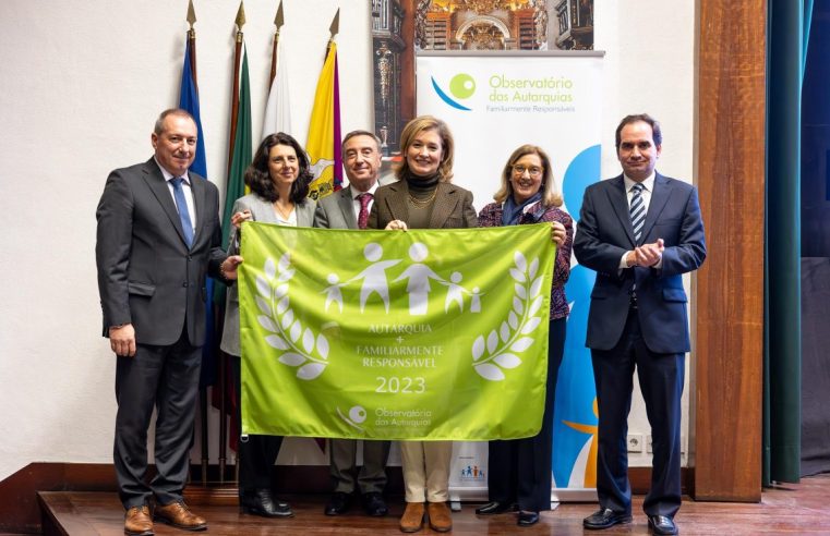 Seia recebe bandeira “Autarquia + Familiarmente Responsável”