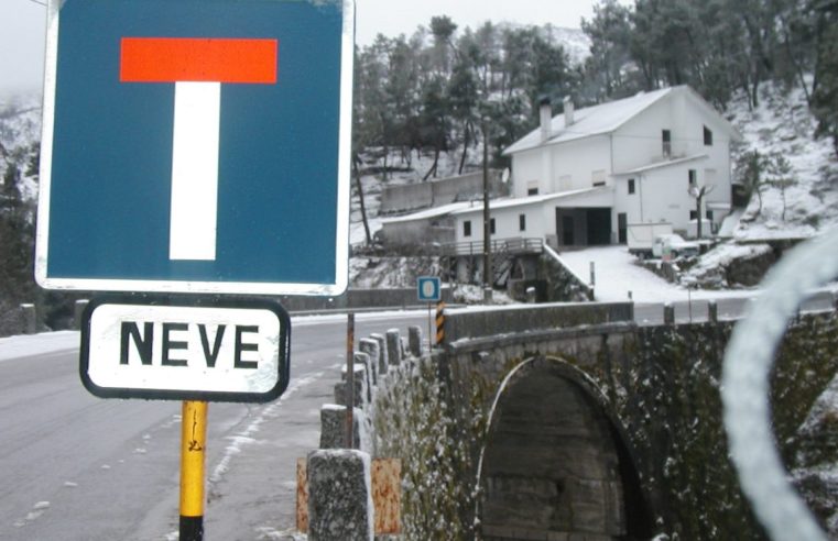 Neve fecha estradas na Serra da Estrela
