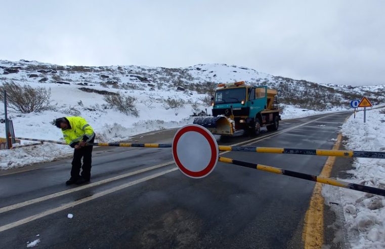 Neve na Serra da Estrela encerra estradas