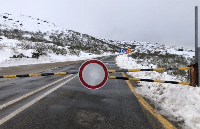 Neve corta estradas na Serra da Estrela