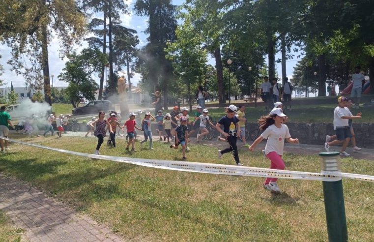 Caminhada pela cidade e plantação de árvores encerra atividades do Dia da Criança
