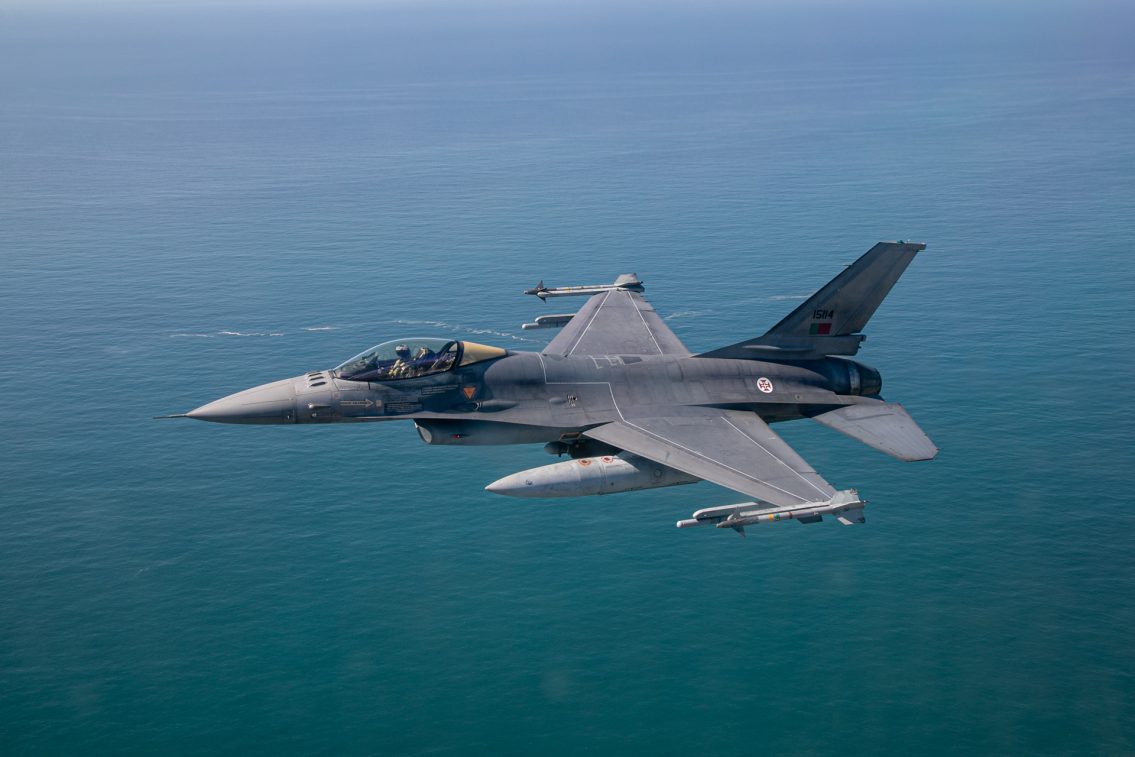 Caças F-16 da Força Aérea sobrevoam Portugal para desejar Feliz Natal