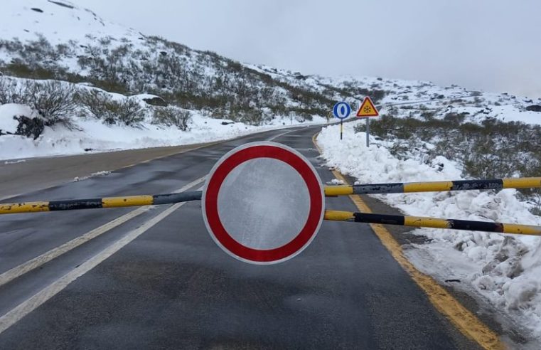 Queda de neve fecha acessos à Torre na Serra da Estrela