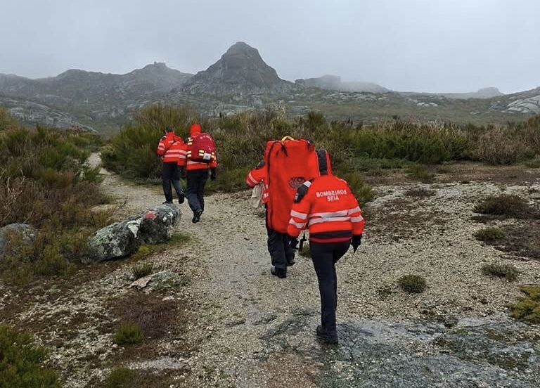 Bombeiros resgatam quatro pessoas na Serra da Estrela