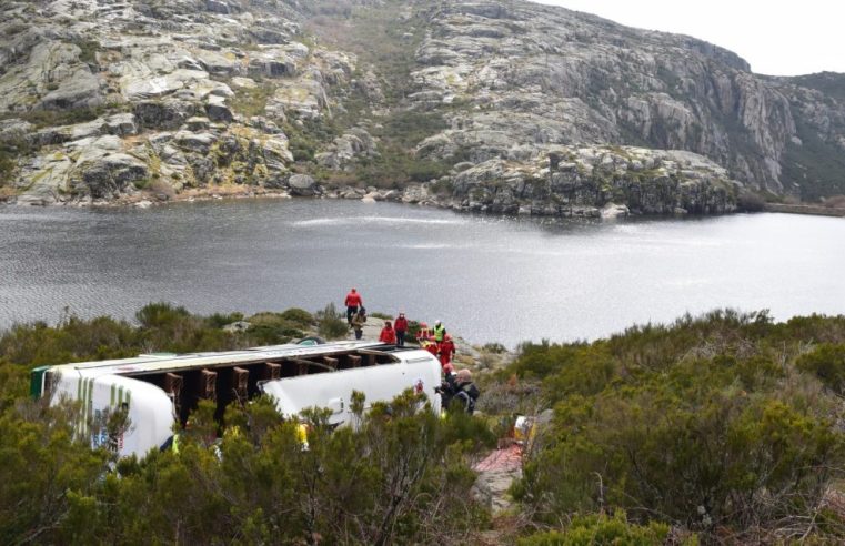 Bombeiros testam meios com simulacro de acidente com autocarro na Serra da Estrela