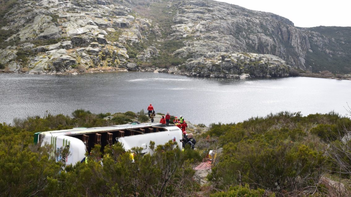 Bombeiros testam meios com simulacro de acidente com autocarro na Serra da Estrela