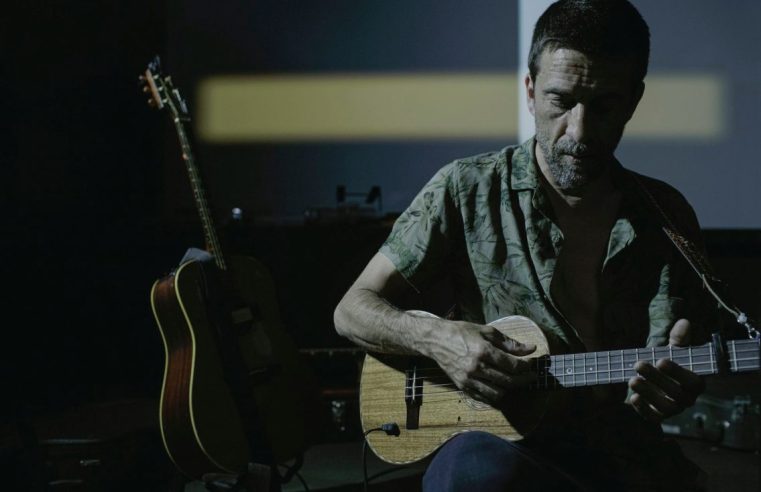 Manel Cruz sobe ao palco este sábado na Casa da Cultura de Seia