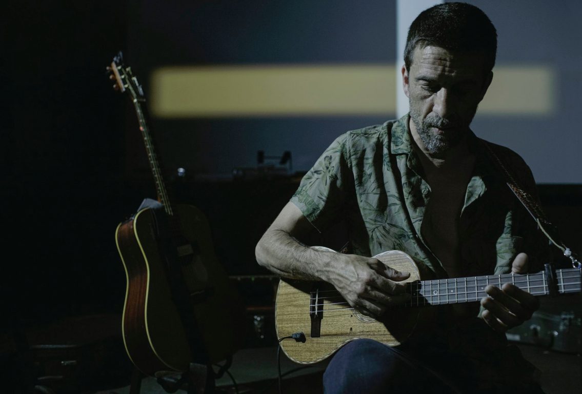 Manel Cruz sobe ao palco este sábado na Casa da Cultura de Seia