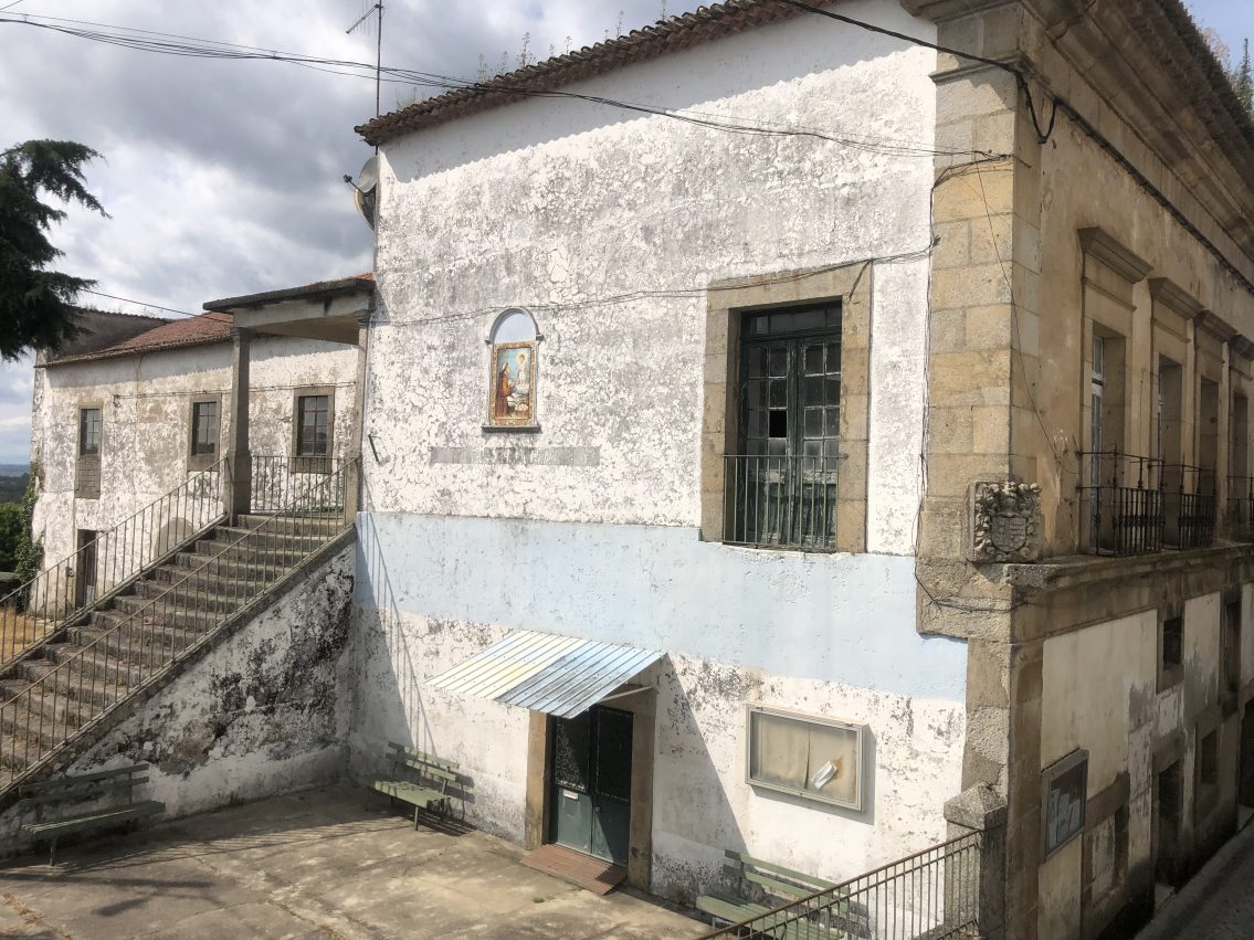 Escolas de Tourais e Frádigas à venda