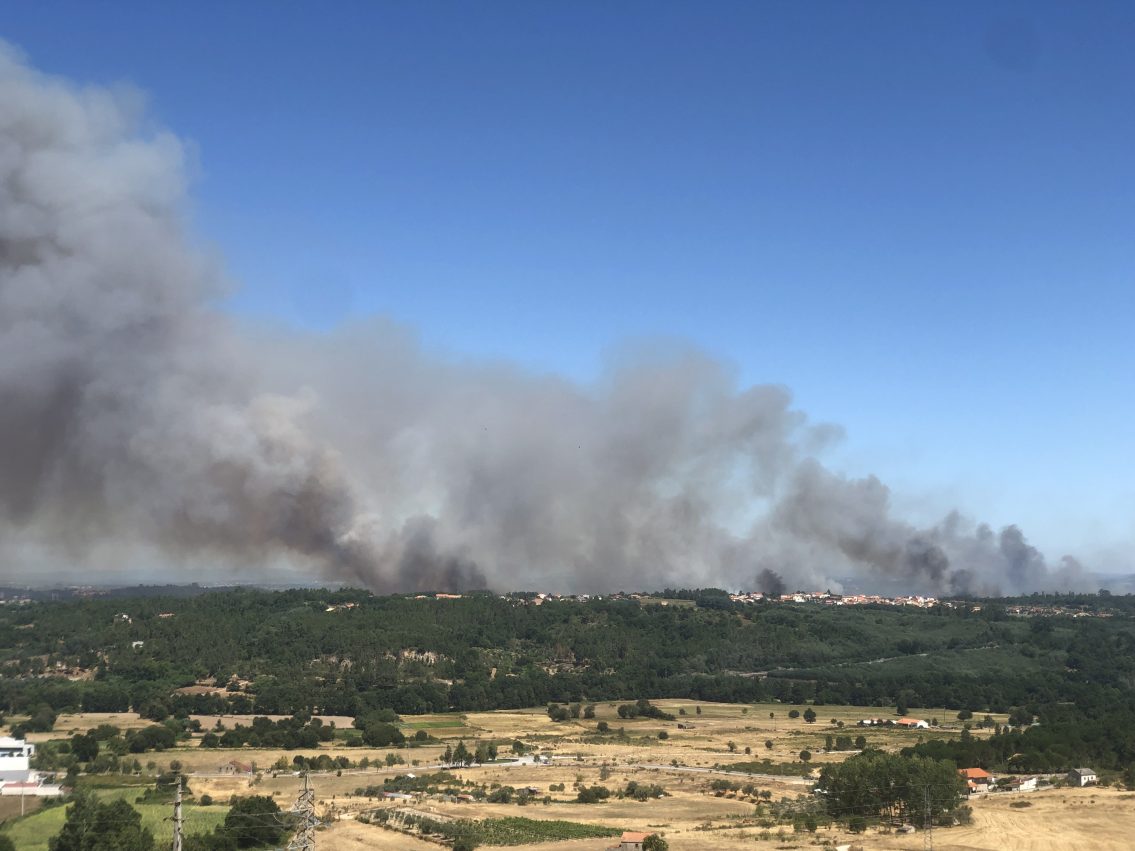 Fogo de Pinhanços continua ativo: População pede água, leite e fruta