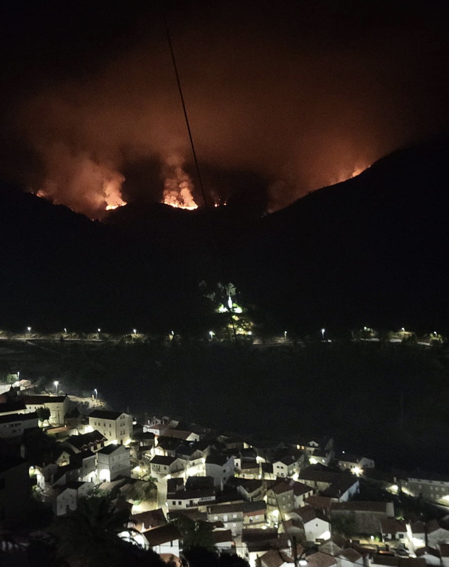 Incêndio circunscrito mas com duas frentes em Alvoco da Serra e Loriga