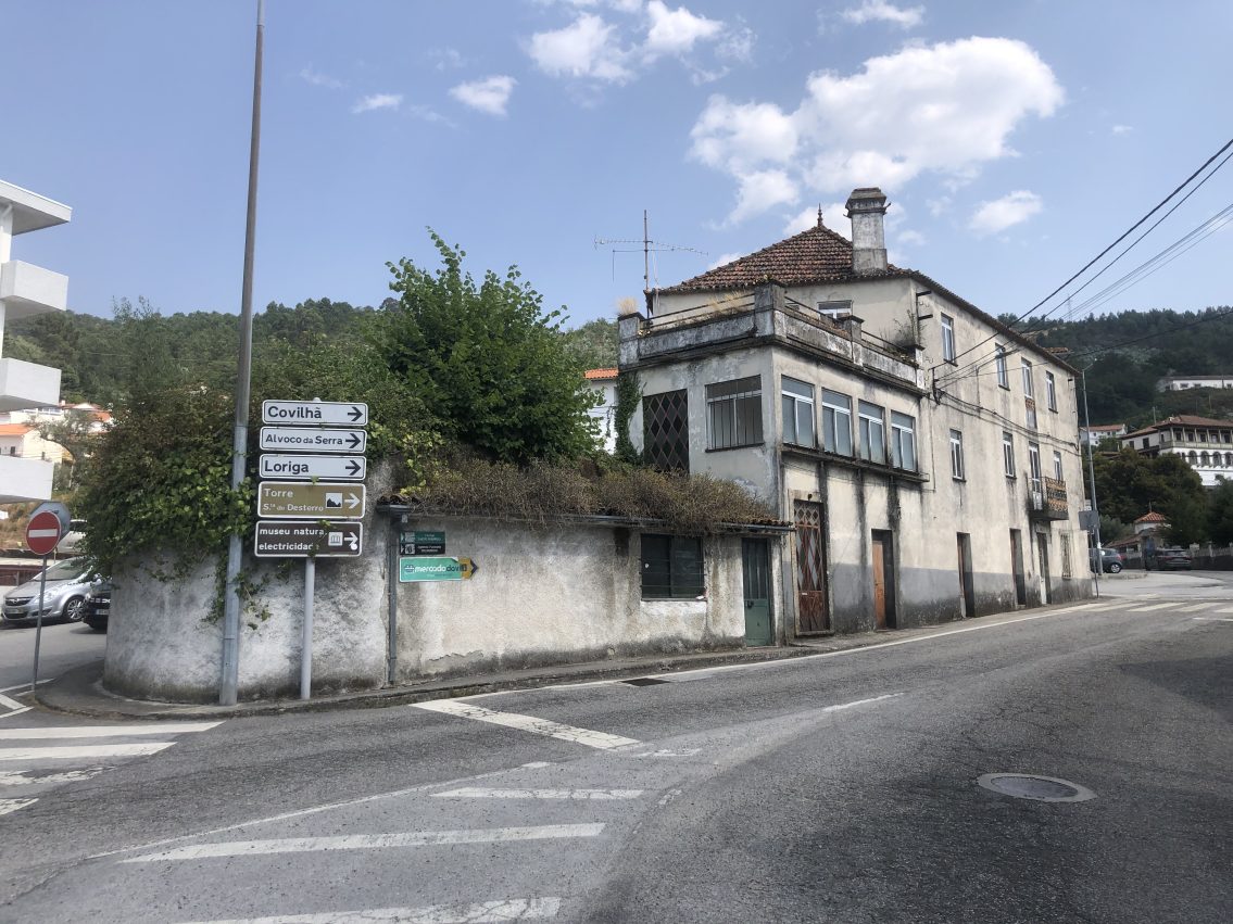 Câmara de Seia compra casas devolutas para alargar avenida em São Romão