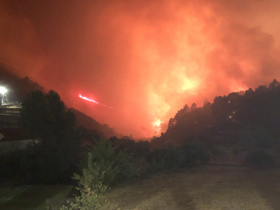 Pulmão verde de Alvoco da Serra reduzido a cinzas. Fogo mantém 3 frentes ativas
