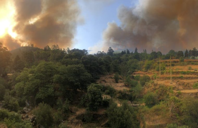 Fogo em Alvoco da Serra mobiliza oito meios aéreos
