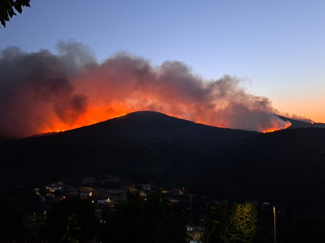 Fogo do Piódão não dá tréguas