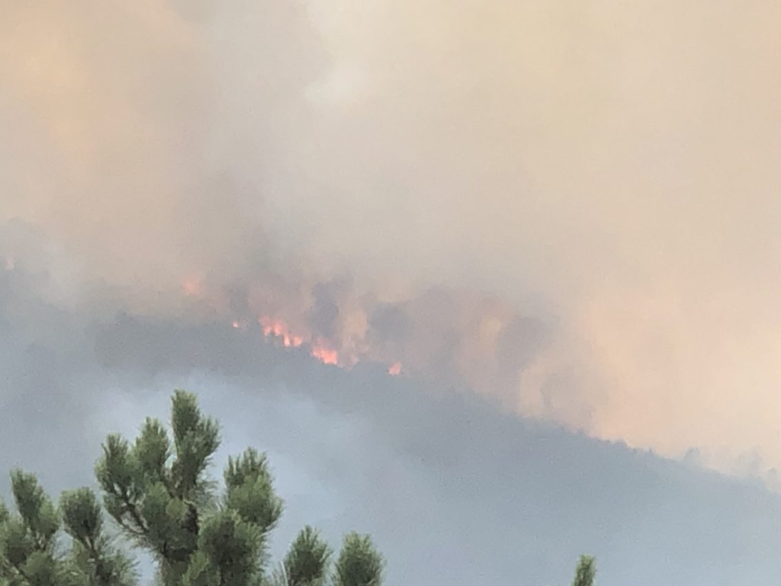 272 operacionais e 17 meios aéreos combatem incêndio no concelho de Seia