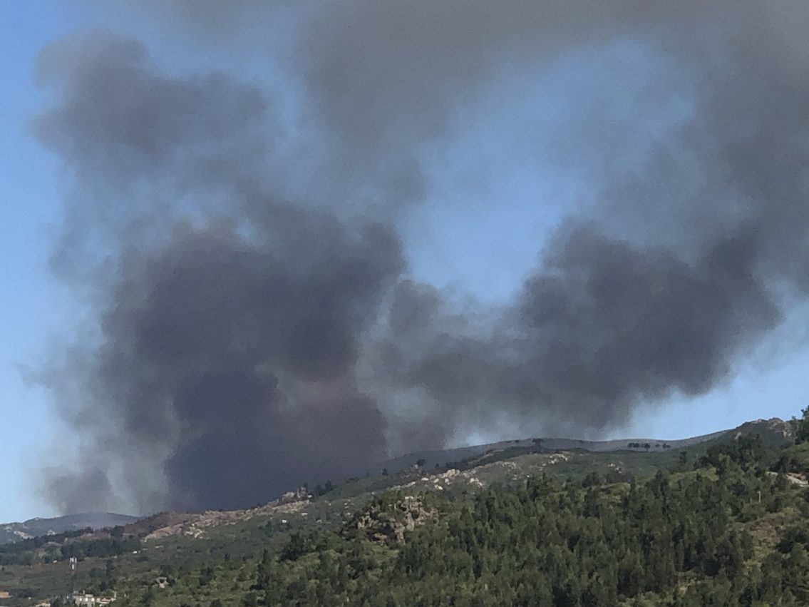 Incêndio na Serra da Estrela mobiliza 126 bombeiros e oito meios aéreos