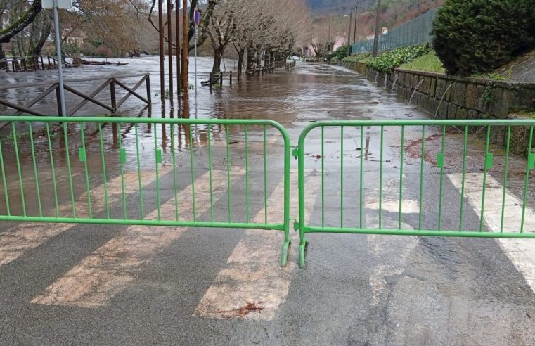 Subida do caudal do rio Alva corta estrada em Sandomil