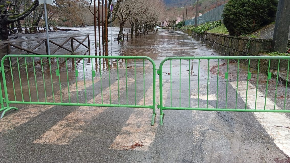 Subida do caudal do rio Alva corta estrada em Sandomil