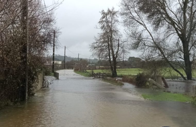 Subida do caudal condiciona circulação rodoviária na Arrifana e em Vide