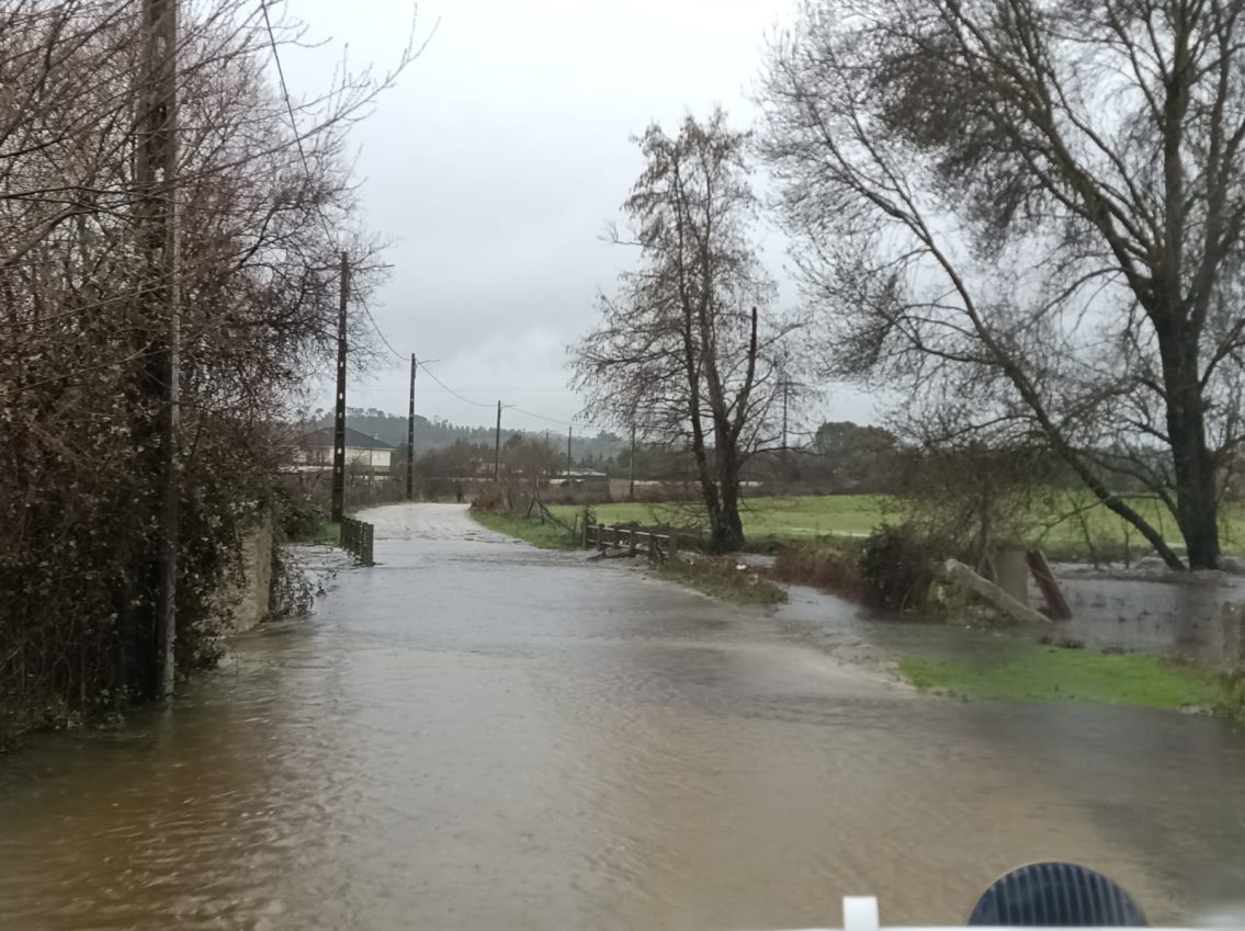 Subida do caudal condiciona circulação rodoviária na Arrifana e em Vide