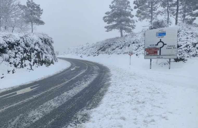 Queda de neve cobre zonas altas do concelho de Seia