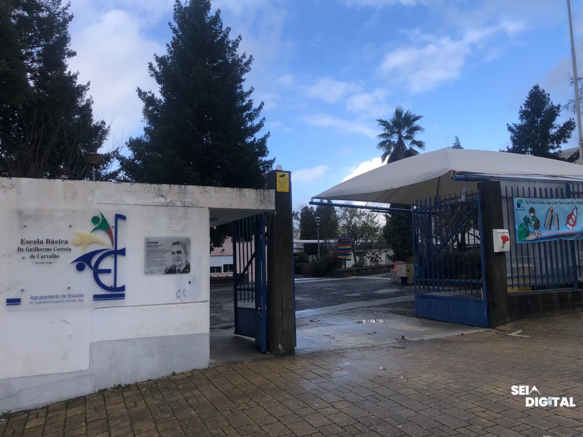 Regime de intervalos ao ar livre divide pais e direção de escola de Seia