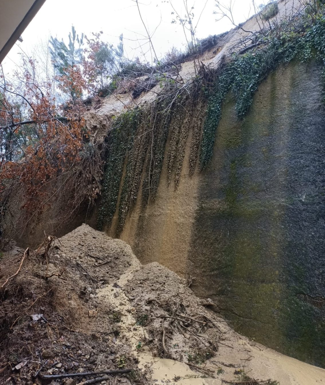 Derrocadas nas traseiras de prédios da Avenida 1º de Maio preocupam moradores em Seia