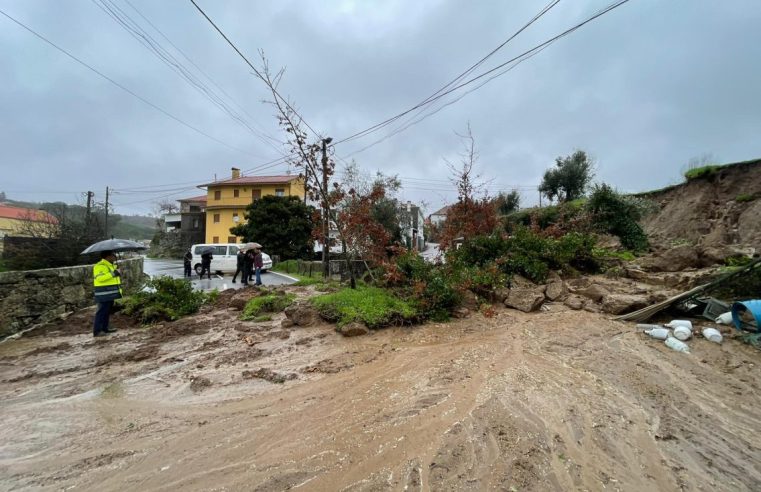 Mau tempo provoca cortes de estradas e vários deslizamentos em Oliveira do Hospital