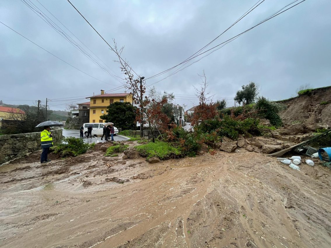 Mau tempo provoca cortes de estradas e vários deslizamentos em Oliveira do Hospital