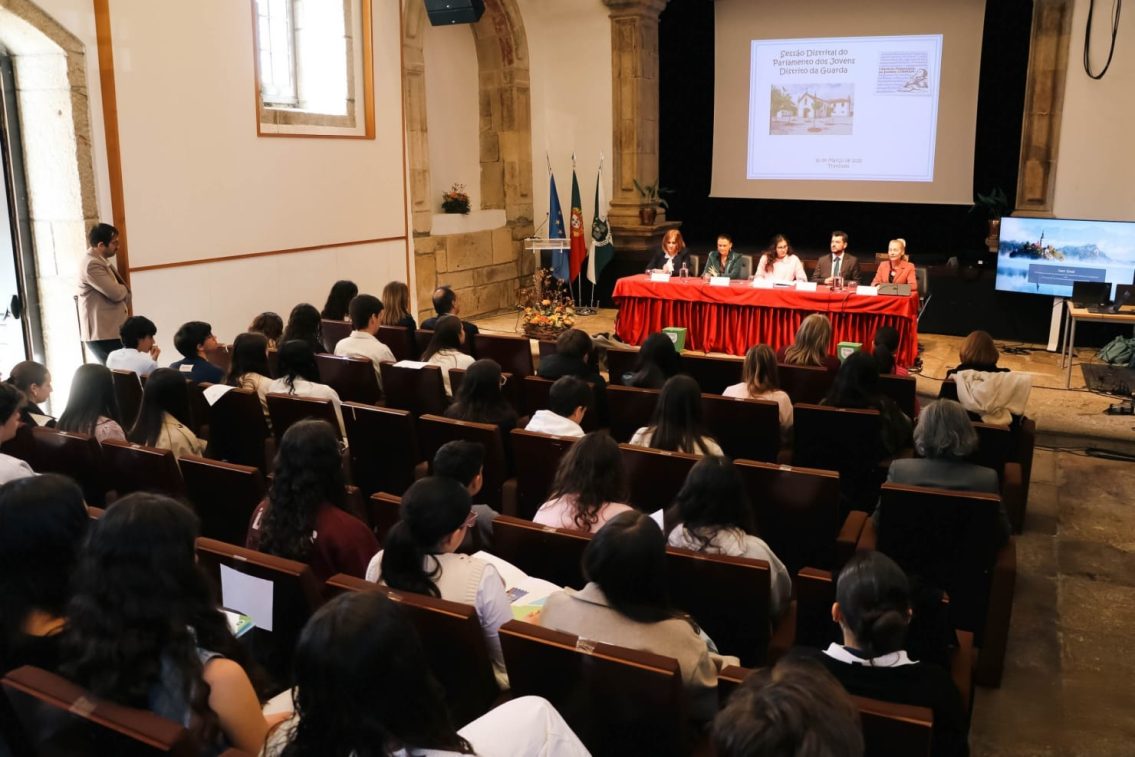 Parlamento dos Jovens: alunos do distrito da Guarda apresentam propostas para melhorar a literacia financeira
