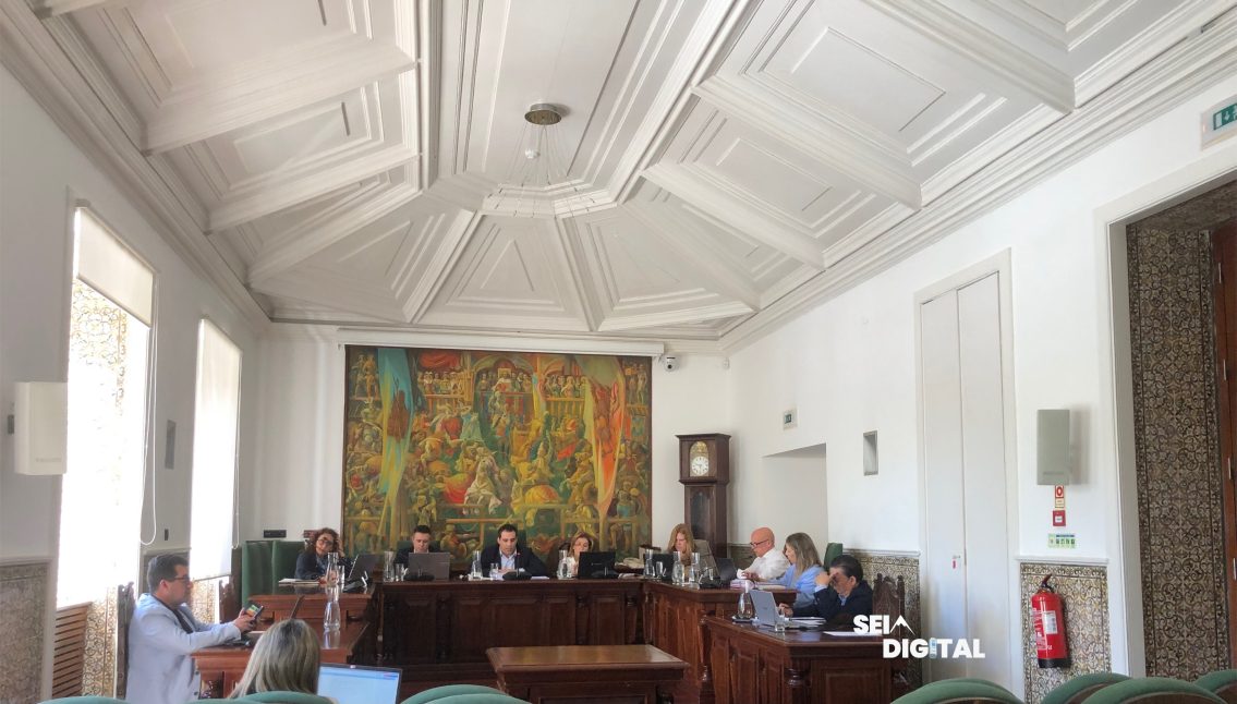 Troca de comunicados aquece debate político sobre contas de 2025 em Seia