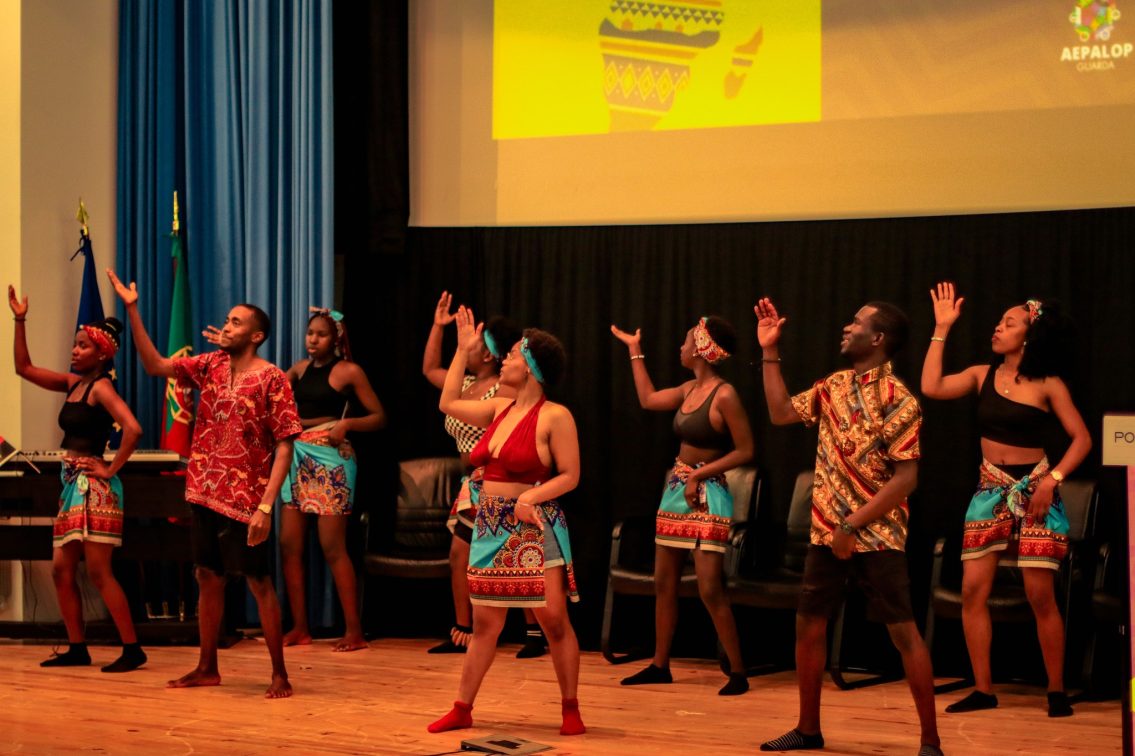 ESTH de Seia assinala “Dia de África” com palestra de Marcelo Rebelo de Sousa, gastronomia e cultura africana
