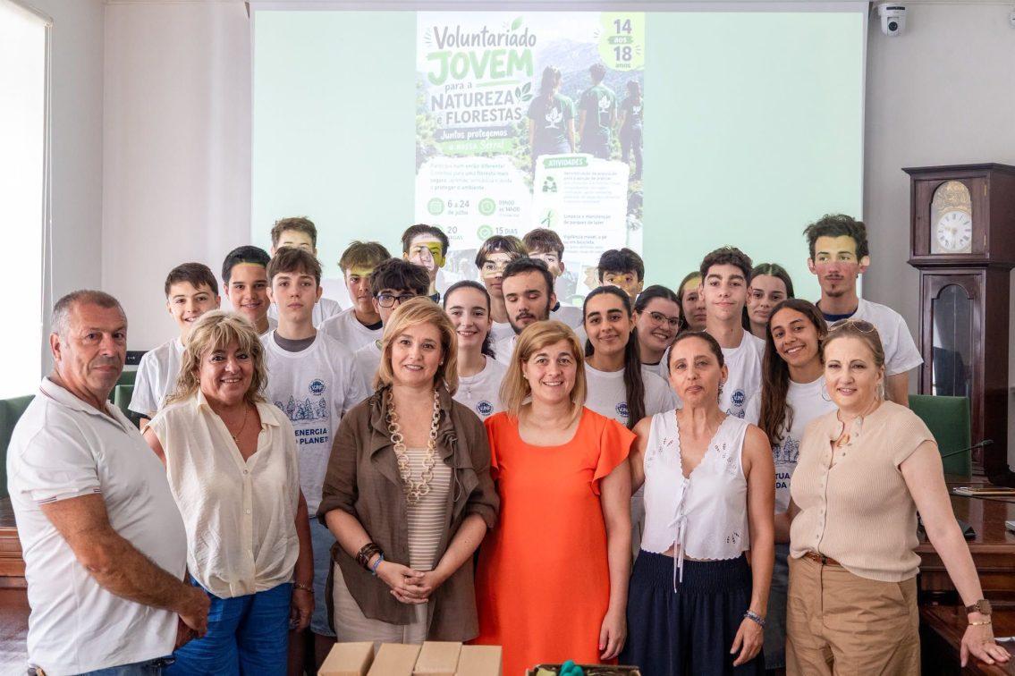 Jovens voluntários ajudam a proteger a floresta no concelho de Seia