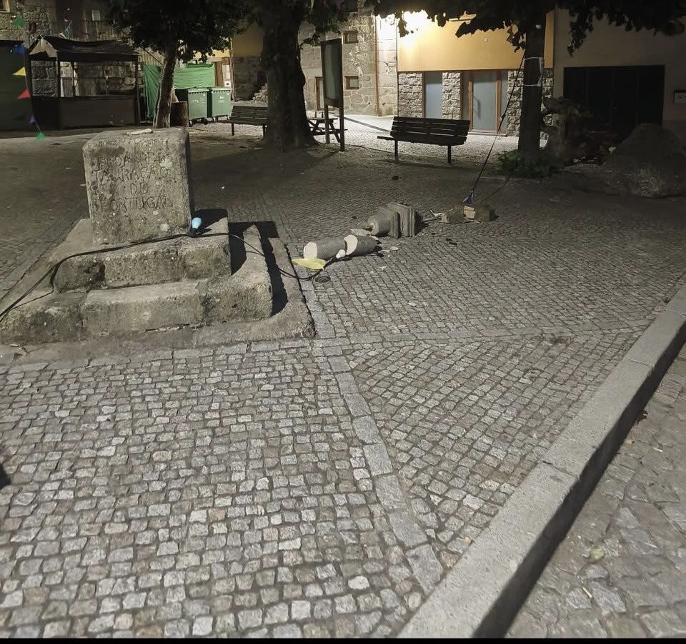Camião do lixo derruba Cruzeiro histórico no Sabugueiro