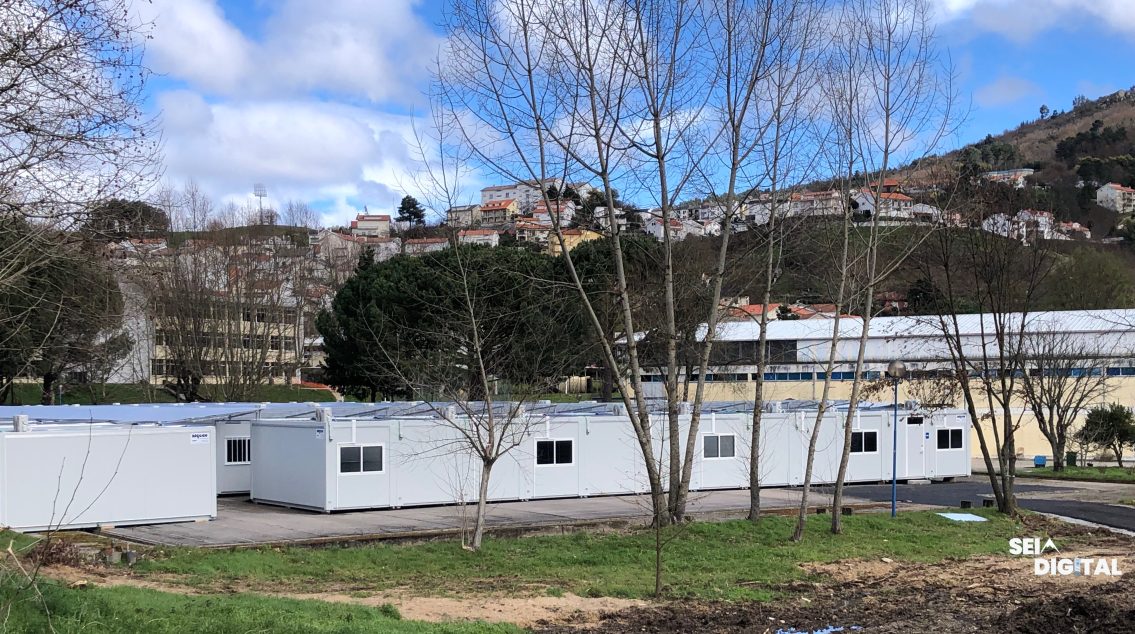 Alunos da Secundária de Seia vão permanecer nos contentores por mais dois meses