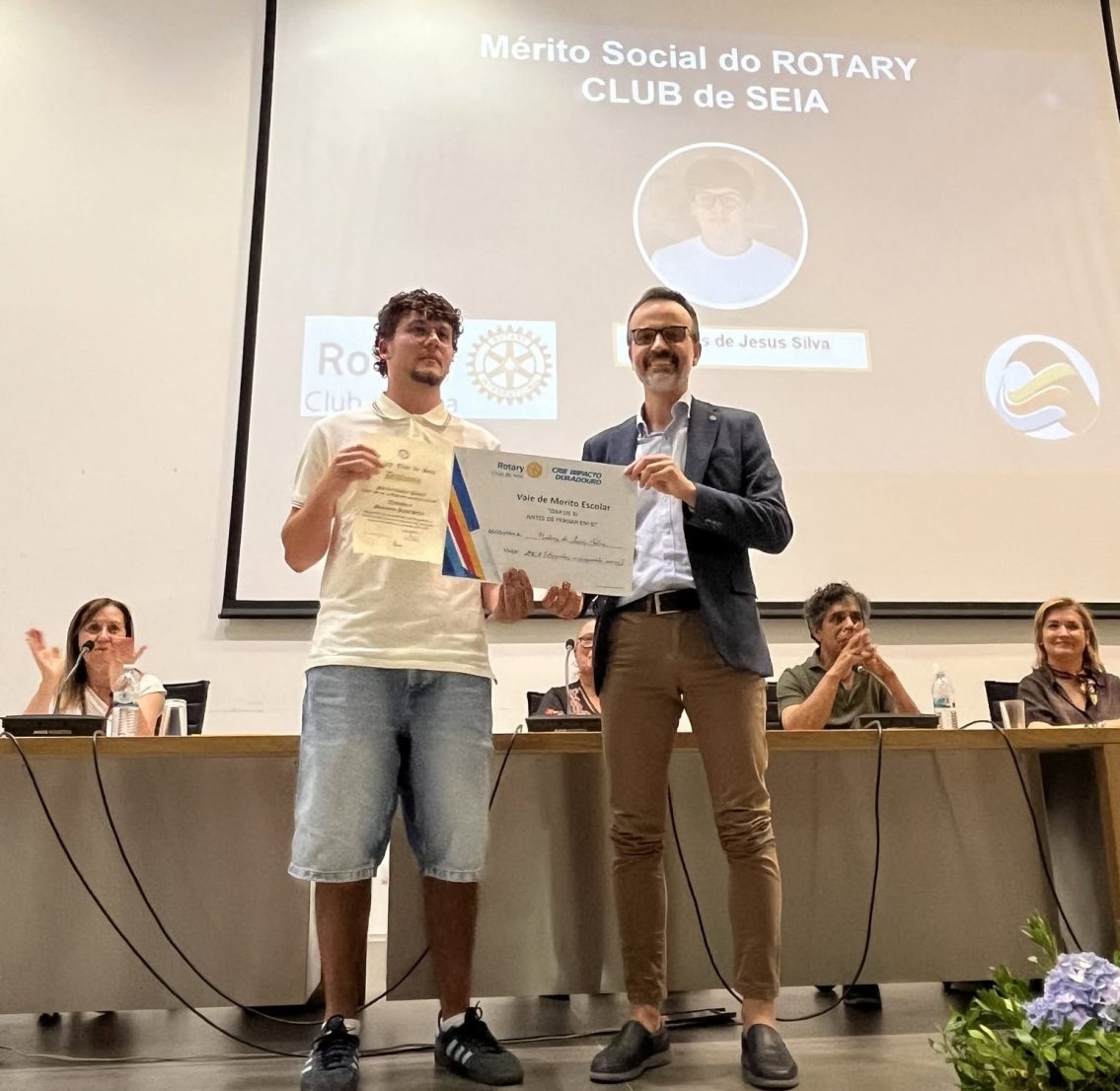Mateus de Jesus Silva recebe prémio do Rotary Club de Seia pelo mérito e dedicação à comunidade