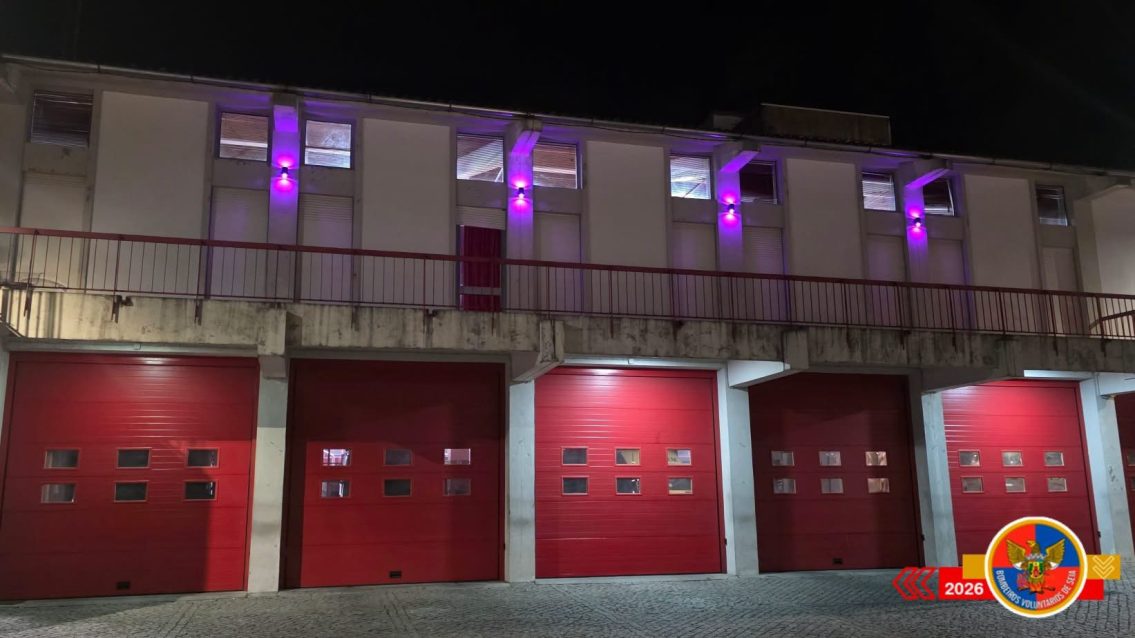 Quartel dos Bombeiros Voluntários de Seia ilumina-se de rosa durante o mês de outubro